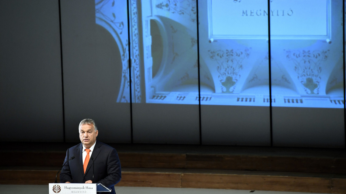 Orbán Viktor miniszterelnök beszédet mond a Hagyományok Háza székhelye, a felújított Budai Vigadó átadásán 2018. október 4-én.