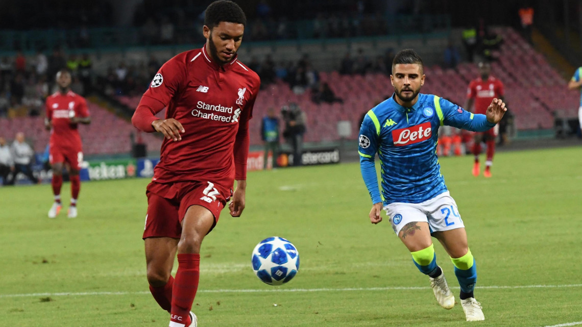 Nápoly, 2018. október 3.Lorenzo Insigne, az SC Napoli (j) és Joe Gomez, az FC Liverpool játékosa a labdarúgó Bajnokok Ligája második fordulójában, a C csoportban játszott mérkőzésen a nápolyi San Paolo Stadionban 2018. október 3-án. (MTI/EPA/Ciro Fusco)