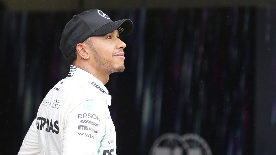 Szuzuka, 2018. október 6.Lewis Hamilton, a Mercedes brit versenyzője, miután megnyerte a Forma-1-es autós gyorsasági világbajnokság Japán Nagydíjának időmérő edzését a szuzukai pályán 2018. október 6-án, a futam előtti napon. (MTI/AP/Takahasi Toru)