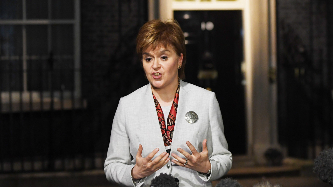 London, 2017. november 2.Nicola Sturgeon skót kormányfő nyilatkozik a sajtónak a Theresa May brit miniszterelnökkel tartott megbeszélését követően a londoni kormányfői rezidencia, a Downing Street 10 előtt 2017. november 14-én. (MTI/EPA/Facundo Arrizabalaga)
