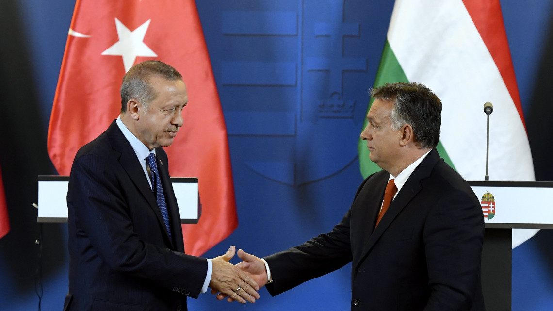 Portugál bíró fújja a sípot a török-magyar találkozón