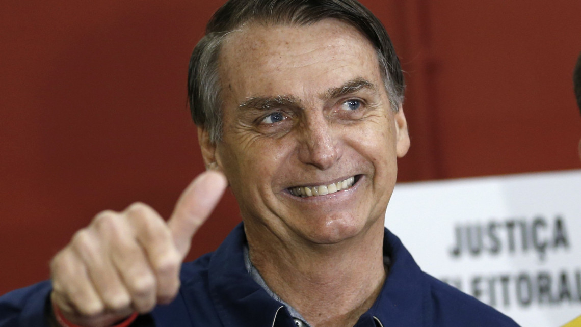 Rio de Janeiro, 2018. október 7.A brazil államfőválasztás egyik fő esélyesének tartott Jair Bolsonaro, a radikális jobboldali Szociálliberális Párt jelöltje egy Rio de Janeiró-i szavazóhelyiségben 2018. október 7-én, az elnökválasztás napján. (MTI/AP/Silvia Izquierdo)