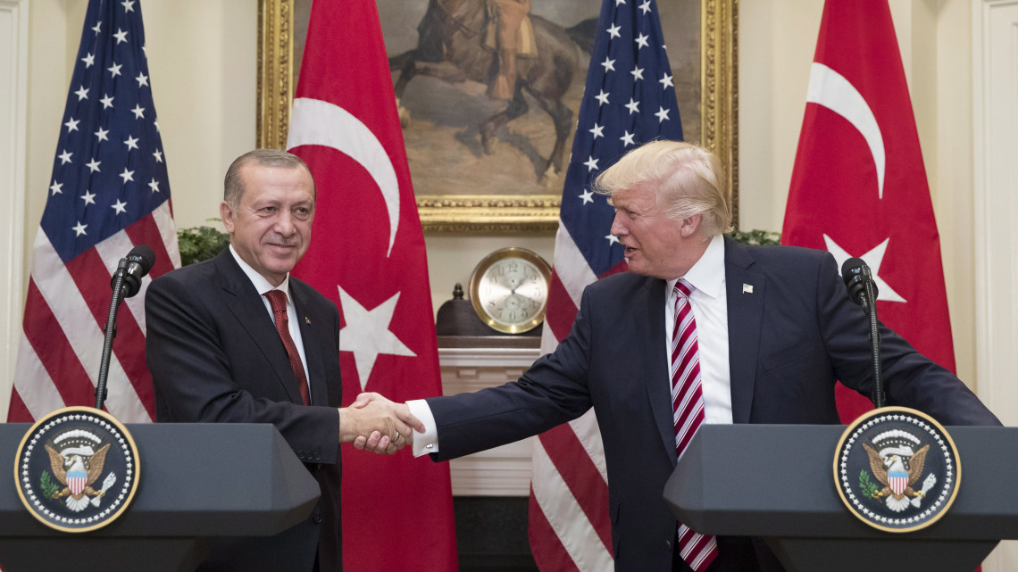 Washington, 2017. május 16.Donald Trump amerikai (j) és Recep Tayyip Erdogan török elnök a washingtoni Fehér Házban tartott megbeszélése utáni sajtóértekezleten a Roosevelt-teremben 2017. május 16-án. (MTI/EPA/Michael Reynolds)