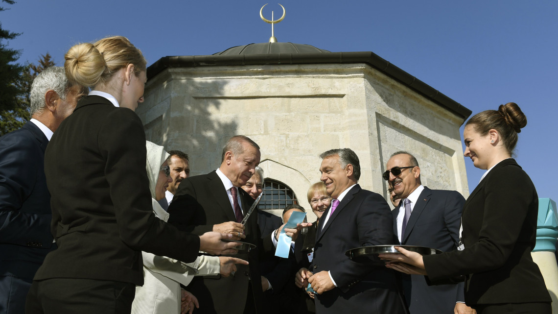 Recep Tayyip Erdogan török köztársasági elnök (középen b) és Orbán Viktor miniszterelnök (középen j) Gül Baba felújított türbéjének felavatásán Budapesten 2018. október 9-én. Orbán Viktor mögött Mevlüt Cavusoglu török külügyminiszter (j2).