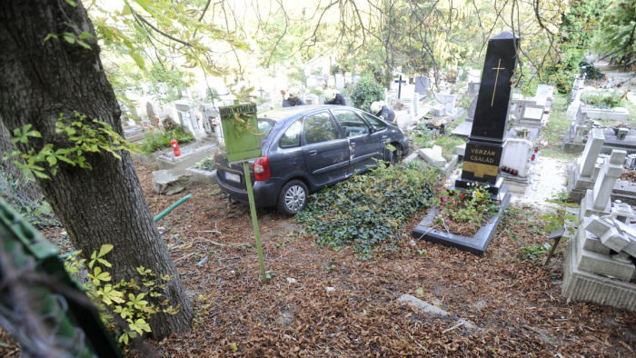 A sírok közé csapódott egy autó Farkasréten