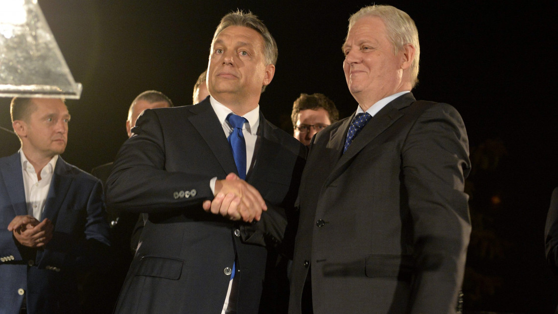 Orbán Viktor miniszterelnök (b) és Tarlós István főpolgármester, a Fidesz-KDNP főpolgármester-jelöltje kezet fog a Fidesz-KDNP önkormányzati választási eredményváróján a budapesti Bálna kereskedelmi, kulturális és szórakoztató központban 2014. október 12-én. A háttérben balról Rogán Antal, a Fidesz parlamenti frakcióvezetője.