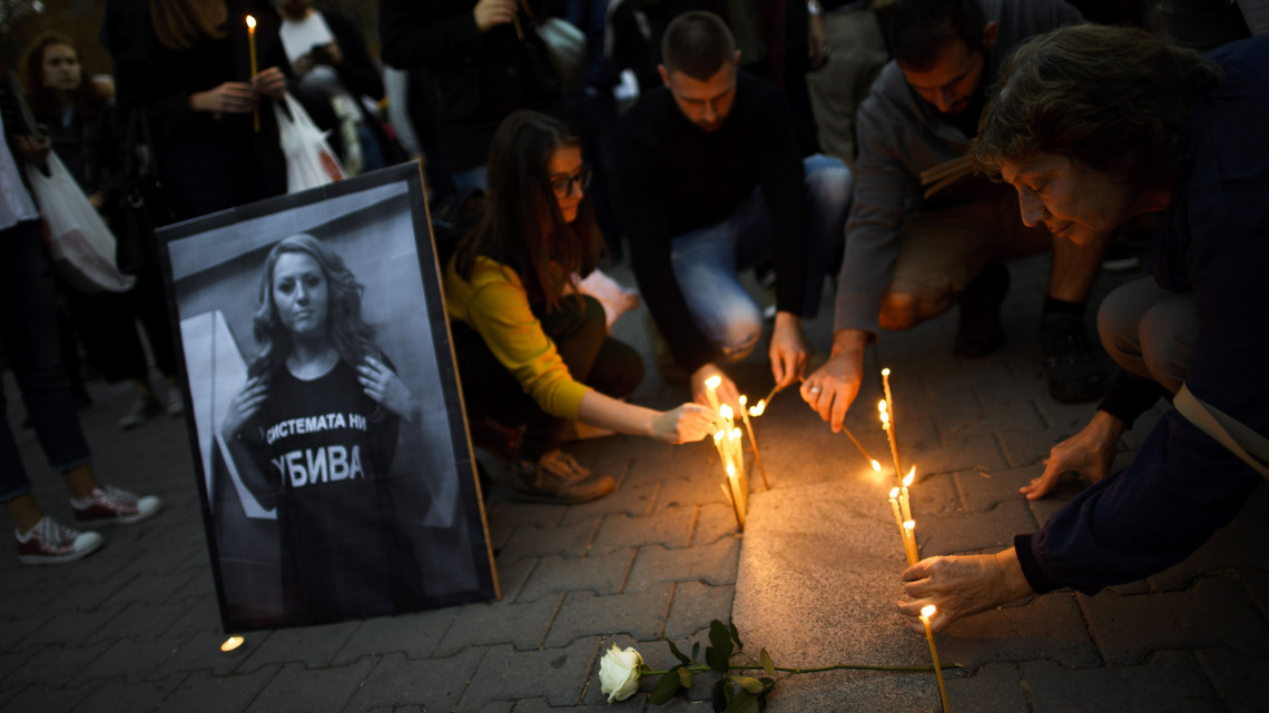 Szófia, 2018. október 9.Gyertyás virrasztással búcsúztatják Viktorija Marinova bolgár oknyomozó újságírót Szófiában 2018. október 8-án. A korrupciós ügyekben nyomozó harminc éves újságírónőt október 6-án holtan találták egy parkban, az észak-bulgáriai Ruszében. A bűnjelek gyilkosságra, nemi erőszakra és kínzásra utalnak. (MTI/EPA/Vaszil Donev)