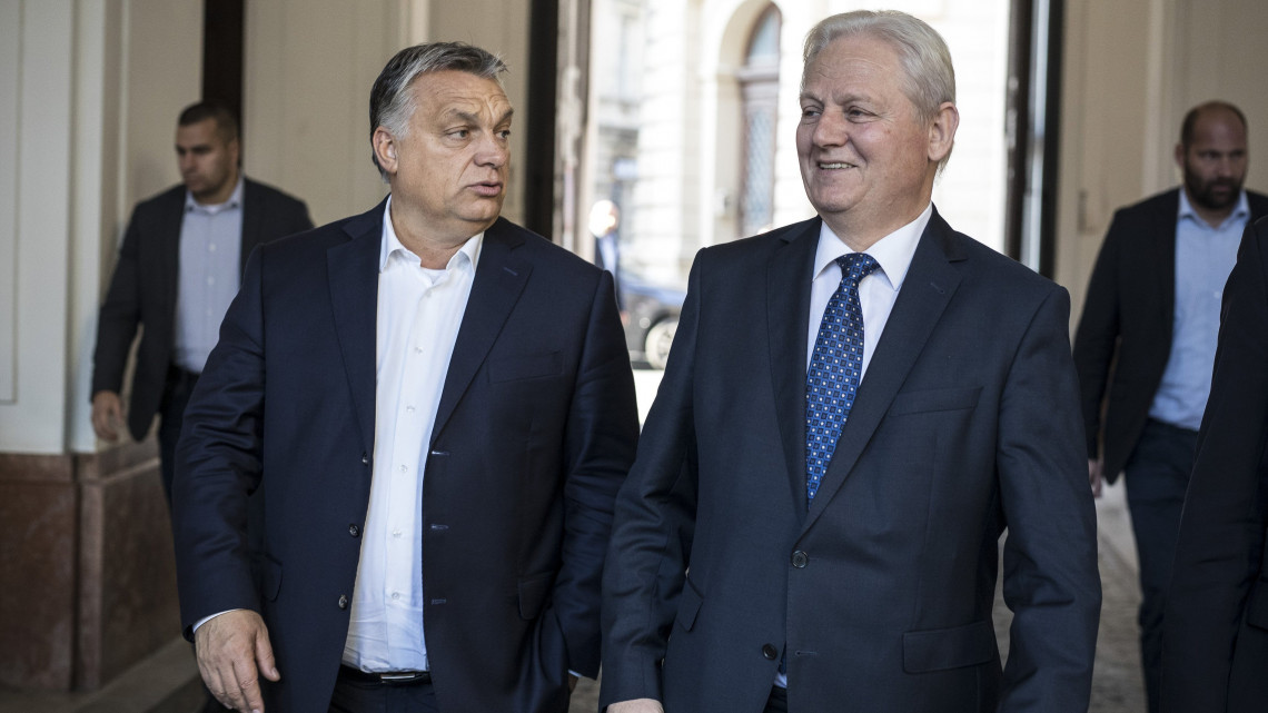 A Miniszterelnöki Sajtóiroda által közreadott képen Orbán Viktor miniszterelnök (b) és Tarlós István főpolgármester találkozója a Főpolgármesteri Hivatalban 2018. október 10-én.