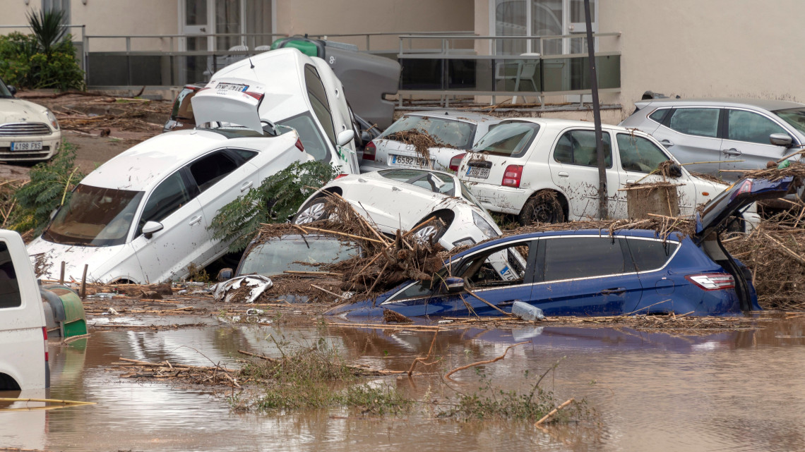 Sant Llorenc des Cardasar, 2018. október 10.Elsodort járművek Sant Llorenc des Cardasarban 2018. október 10-én, miután az éjjel a heves esőzések villámáradásokat okoztak Mallorca szigetén. Öt ember életét vesztette, ötöt pedig eltűntként tartanak nyilván. (MTI/EPA/Argentina Sánchez)