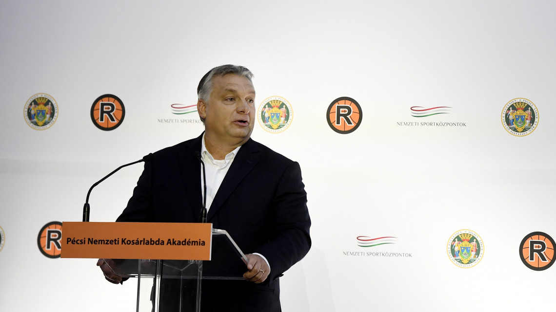 Orbán Viktor miniszterelnök beszédet mond a pécsi Nemzeti Kosárlabda Akadémia átadásán 2018. október 11-én. A Rátgéber Kosárlabda Akadémia szakmai bázisán nyugvó pécsi Nemzeti Kosárlabda Akadémia több mint 2,5 milliárd forintból épült meg.