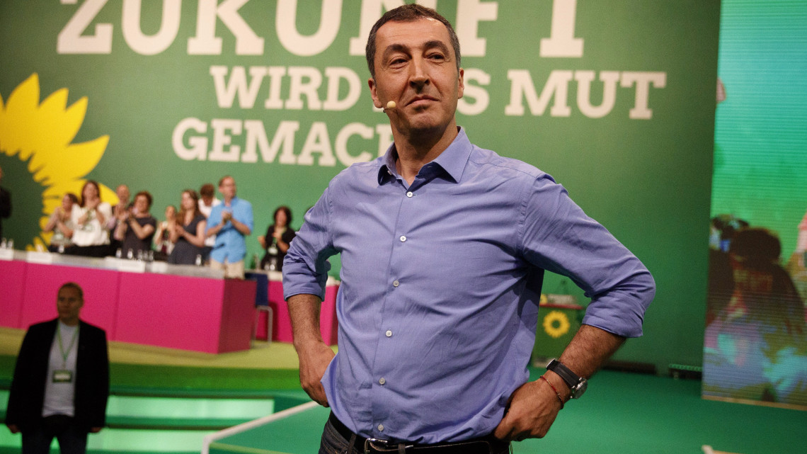 Berlin, 2017. június 18.Cem Özdemir török származású német politikus, az ellenzéki Zöldek társelnöke a 2017-es német parlamenti választásokra készülő párt kongresszusán Berlinben 2017. június 18-án. (MTI/EPA/Carsten Koall)