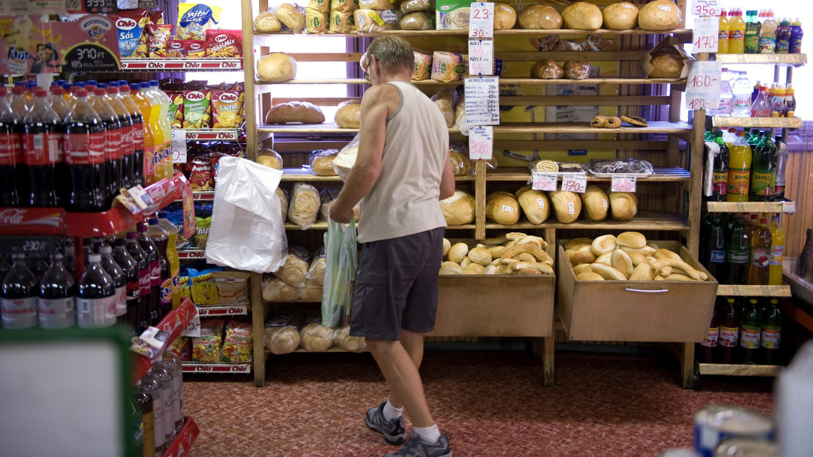Pékáru között válogat egy férfi a gyáli Tip-top vegyesboltban 2013. július 8-án.