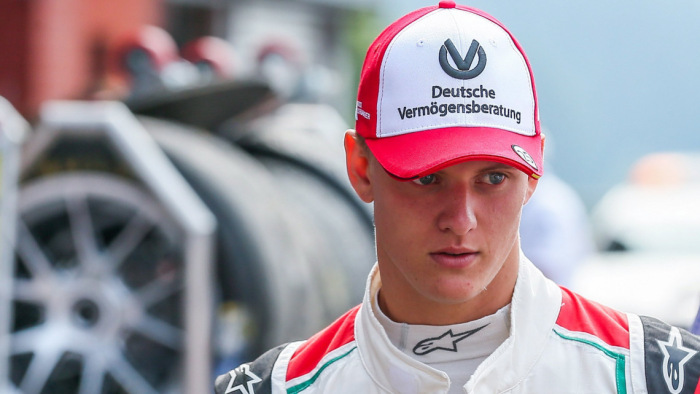 Schumacher egyre közelebb a Forma–1-hez