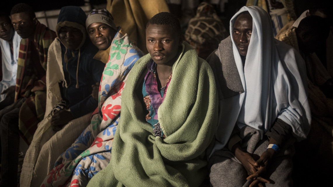 Földközi-tenger, 2018. október 12.A magát 16 évesnek mondó guineai Vafin és más afrikai illegális bevándorlók a Proactiva Open Arms spanyol nem kormányzati szervezet Open Arms hajójának fedélzetén a délkelet-spanyolországi Motril kikötőjébe utaznak 2018. október 11-én. A migránsokat 64 kilométerre a spanyol partoktól vette fedélzetére az Open Arms, amelynek most a motrili kikötő a bázisa a Földközi-tenger nyugati medencéjében végzett, a migránsokat Európába szállító tevékenységéhez. (MTI/AP/Javier Fergo)