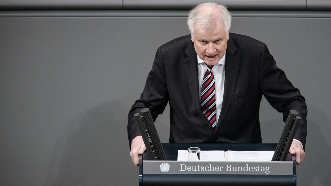 Berlin, 2018. március 23.Horst Seehofer német belügyminiszter, a bajor Keresztényszociális Unió (CSU) elnöke parlamenti beszéde közben a német parlamenti alsóház, a Bundestag üléstermében, Berlinben 2018. március 23-án. Seehofer beszédében hangsúlyozta, hogy pártja, az Angela Merkel kancellár vezette Kereszténydemokrata Unió (CDU) és a Német Szociáldemokrata Párt (SPD) koalíciós kormányának legfőbb célja a társadalmi megosztottság leküzdése és az összetartás megerősítése. (MTI/EPA/Clemens Bilan)