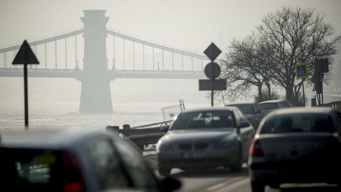 Autók haladnak a szmogban a fővárosi Sztehlo Gábor rakparton 2017. január 22-én. Tarlós István főpolgármester elrendelte a szmogriadó riasztási fokozatát Budapesten. A háttérben a Lánchíd látható.