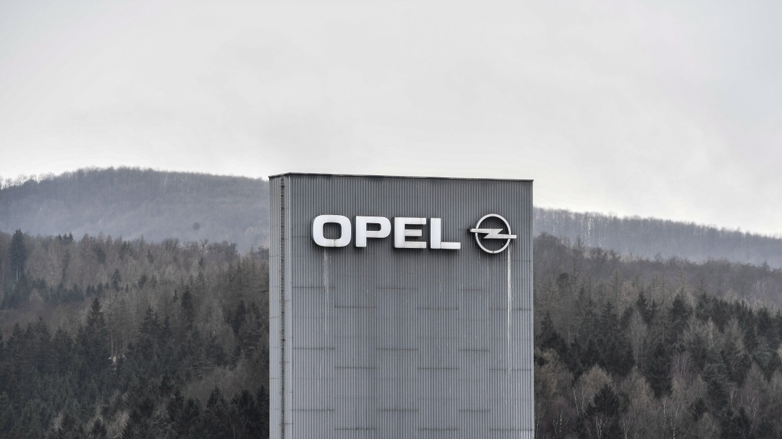Eisenach, 2017. március 6.Az Opel járműgyártó emblémája a cég eisenachi gyárán 2017. március 6-án. A General Motors amerikai és a francia PSA Peugeot Citroen csoport március 6-án bejelentette, hogy a GM eladja a PSA-nak veszteséges európai érdekeltségeit, az Opelt és a Vauxhallt. (MTI/EPA/Filip Singer)