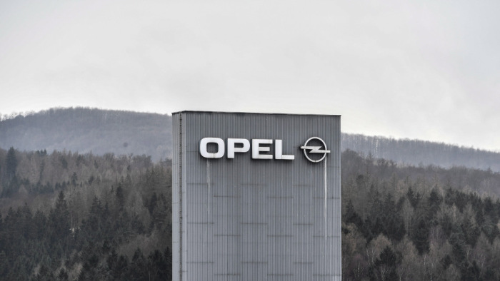 Fél évre lefékez az Opel egyik gyára