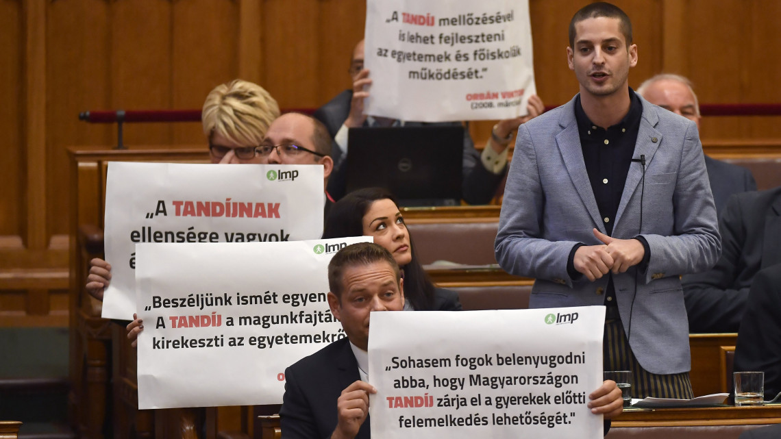 Ungár Péter, az LMP képviselője napirend előtt szólal fel az Országgyűlés plenáris ülésén 2018. október 15-én.