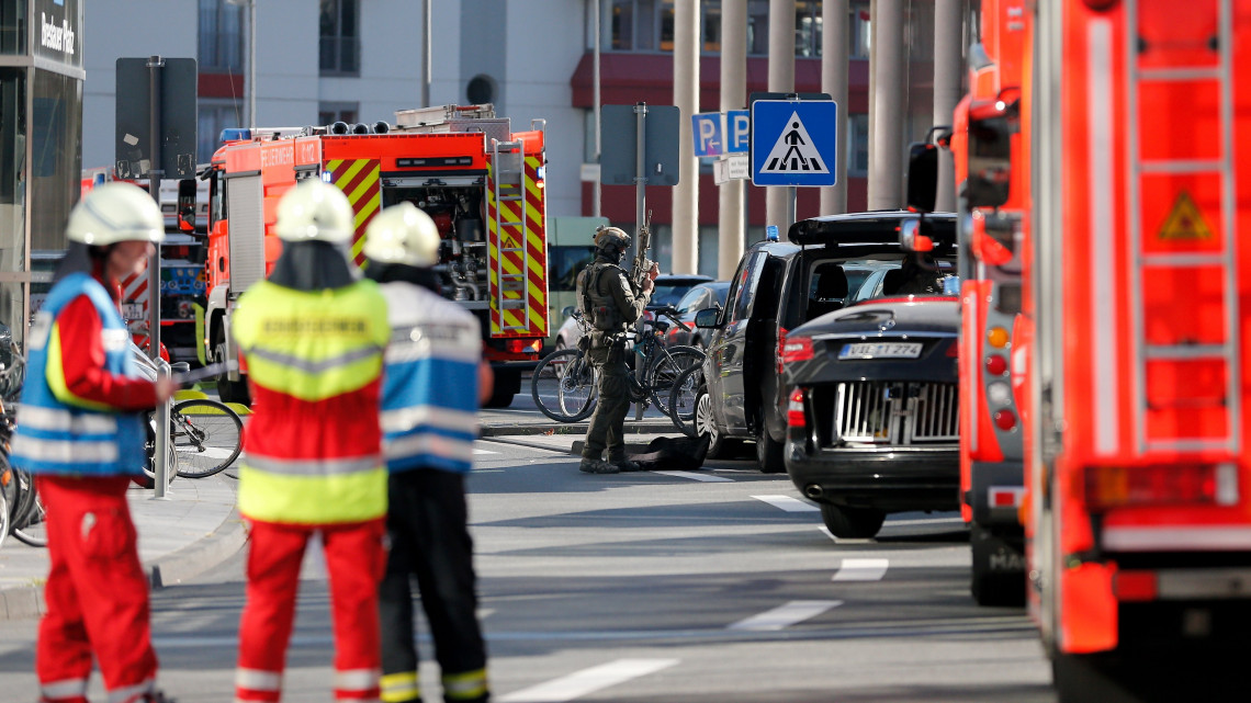 Köln 2018. október 15.Rendőr és tűzoltók a kölni főpályaudvar előtt 2018. október 15-én, miután egy férfi legalább egy túszt ejtett a pályaudvaron működő gyógyszertárban. (MTI/EPA/Sascha Steinbach)