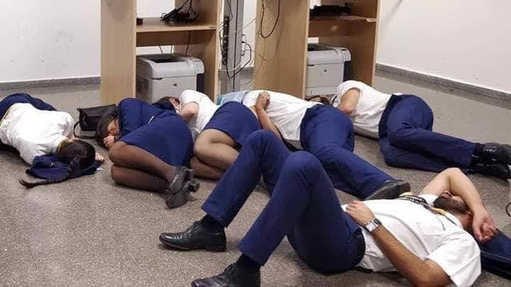 Hihetetlen fotó: a padlón alszik a Ryanair személyzete