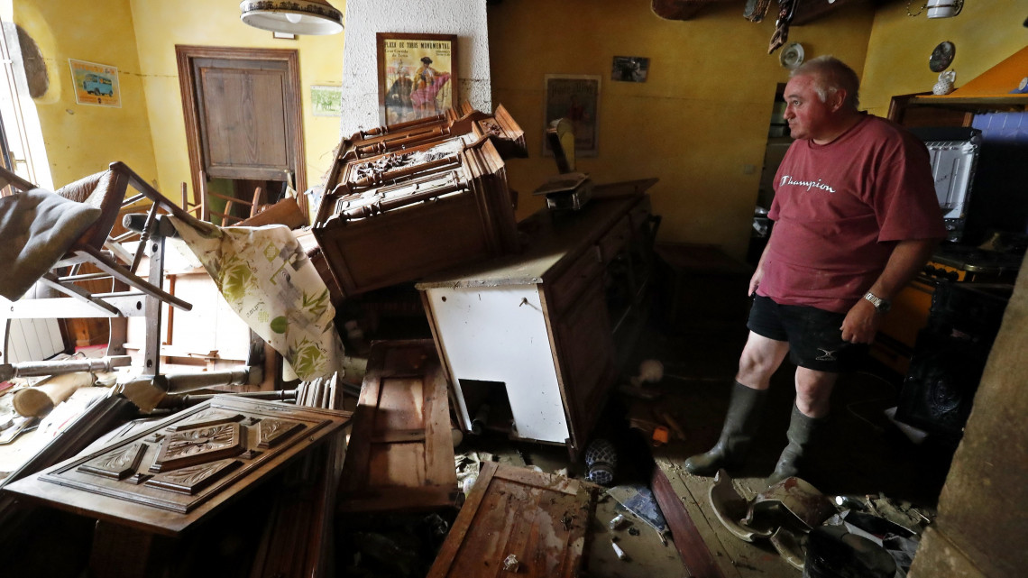 Villegailhenc, 2018. október 15.
Bútorok egy ház belsejében az áradások sújtotta dél-franciaországi Villegailhenc város egyik utcáján 2018. október 15-én, miután az éjszaka folyamán néhány óra leforgása alatt több havi csapadékmennyiség zúdult a térségre. A Franciaország déli részét sújtó áradásokban legalább hatan életüket vesztették. (MTI/EPA/Guillaume Horcajuelo)