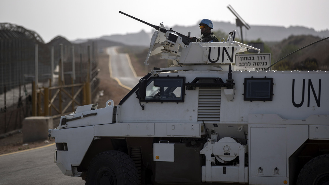 Golán-fennsík, 2018. október 15.ENSZ-jármű az Izrael és Szíria között létesített átkelőhelyen a Golán-fennsík északi részén lévő Kuneitránál 2018. október 15-én. A négy év után újranyitott határállomáson egyelőre csak az ENSZ békefenntartói járhatnak át. A szíriai felkelő erők 2014 augusztusban foglalták el a határ szíriai oldalát, majd az ENSZ-katonák - több ellenük irányuló emberrablás után - kénytelen voltak áttelepülni Izraelbe. (MTI/EPA/Atef Szafadi)