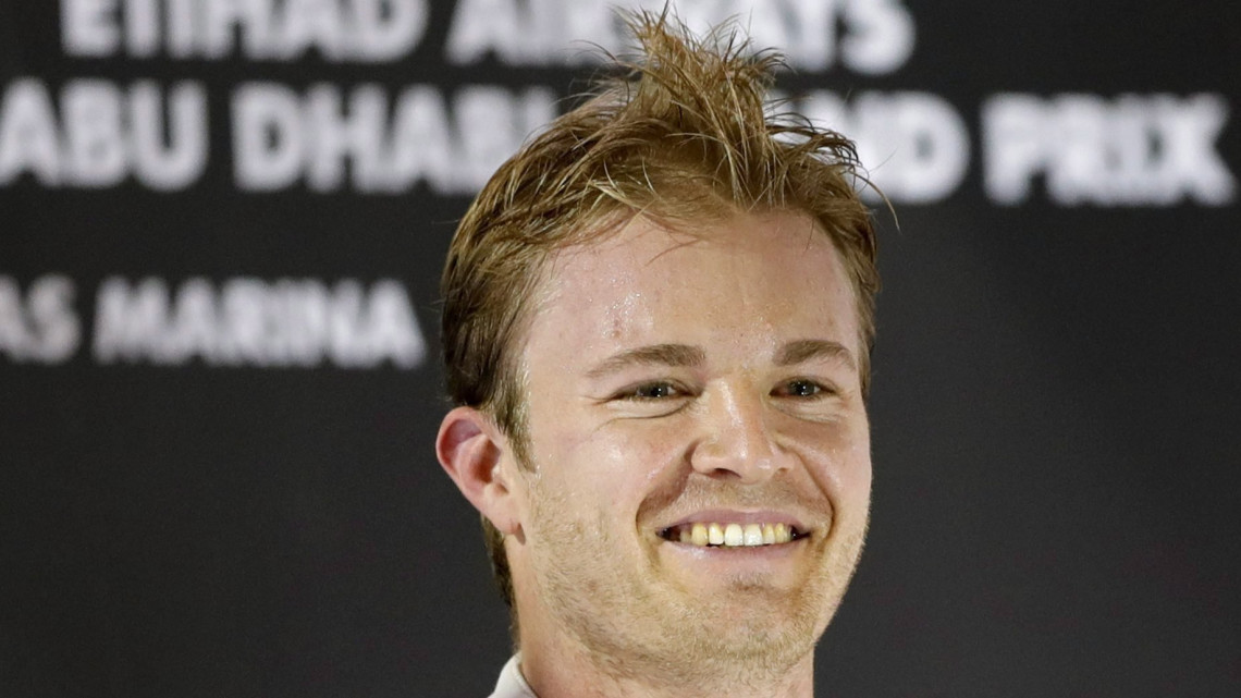 Abu-Dzabi, 2016. november 27.Nico Rosberg, a Mercedes német versenyzője a Forma-1-es autós gyorsasági világbajnokság szezonzáró abu-dzabi futama után a Yas Marina versenypályán 2016. november 27-én. A futamon Rosberg második helyen végzett háromszoros vb-győztes brit csapattársa, Lewis Hamilton mögött, ugyanakkor megnyerte a 2016-os világbajnokságot. (MTI/EPA/Valdrin Xhemaj)