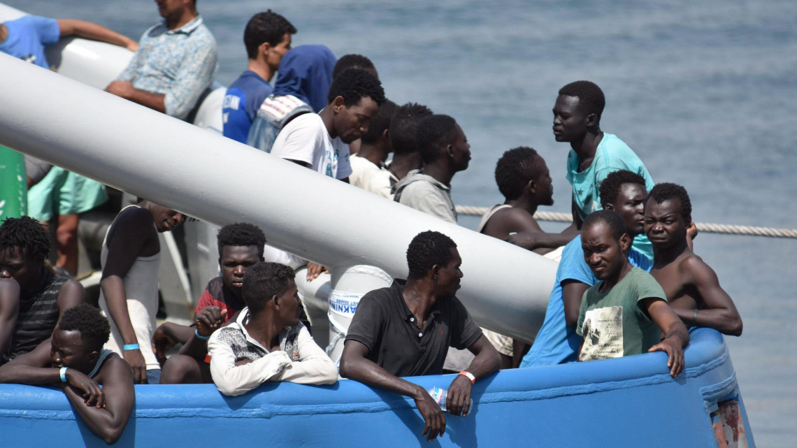 Catania, 2017. július 1.Ilegális bevándorlók az EU határvédelmi ügynöksége, a Frontex svéd felségjelű hajójának fedélzetén a szicíliai Catania kikötőjében 2017. július 1-jén. A mintegy 650 hajótörött migránst a Földközi-tengeren, a líbiai partok közelében vették a fedélzetre, kilenc vízbe fúlt társuk holttestével együtt. (MTI/EPA/Orietta Scardino)