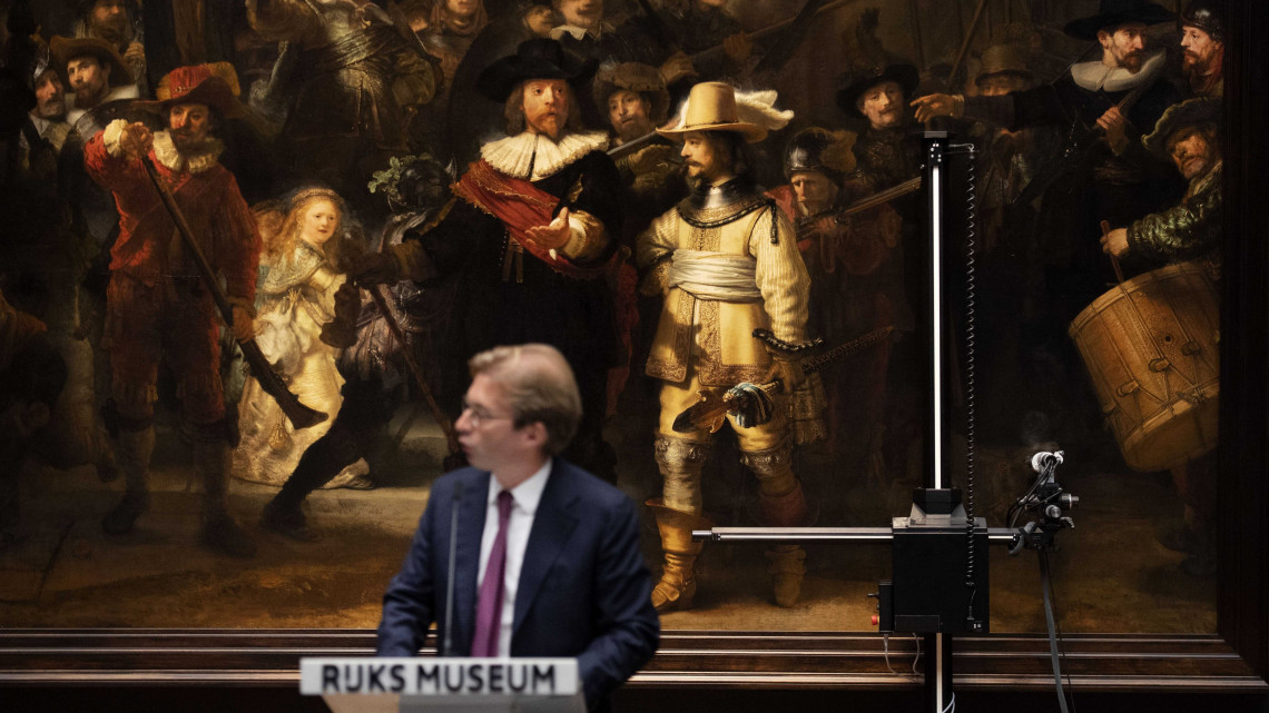 Amszterdam, 2018. október 16.Taco Dibbits, az amszterdami Rijksmuseum igazgatója 2018. október 16-i amszterdami sajtóértekezletén bejelenti, hogy 2019 júliusában megkezdik Rembrandt Harmensz van Rijn holland festő (1606-1669)  Éjjeli őrjárat című festményének restaurálást.