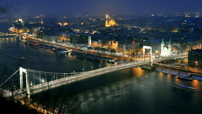 A Duna fenekéről mentették ki a fuldokló nőt Budapesten a rendőrök
