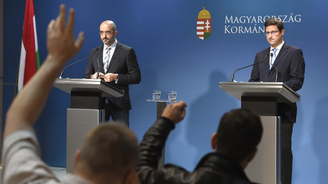 Gulyás Gergely, a Miniszterelnökséget vezető miniszter (j) és Kovács Zoltán kormányszóvivő a Kormányinfó sajtótájékoztatón a Miniszterelnöki Kabinetiroda Garibaldi utcai sajtótermében 2018. október 17-én.