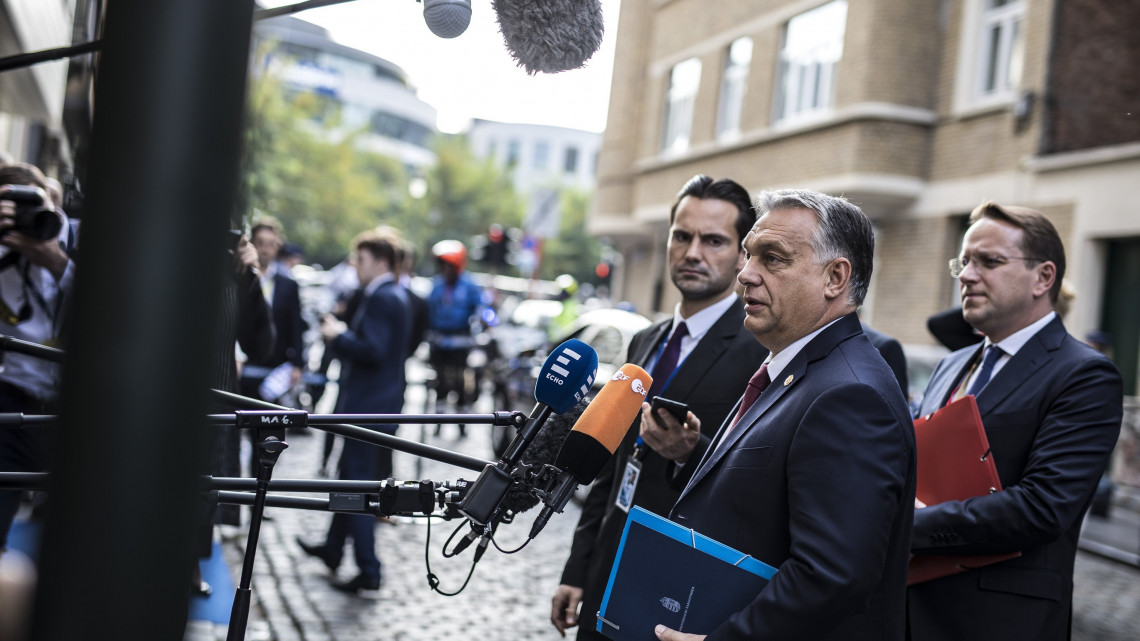 A Miniszterelnöki Sajtóiroda által közreadott képen Orbán Viktor miniszterelnök (j2) nyilatkozik a sajtó képviselőinek az Európai Néppárt (EPP) brüsszeli csúcstalálkozója előtt 2018. október 17-én. Mellette  Havasi Bertalan, a Miniszterelnöki Sajtóirodát vezető helyettes államtitkár (b) és Várhelyi Olivér nagykövet, a brüsszeli Állandó Képviselet vezetője (j). 