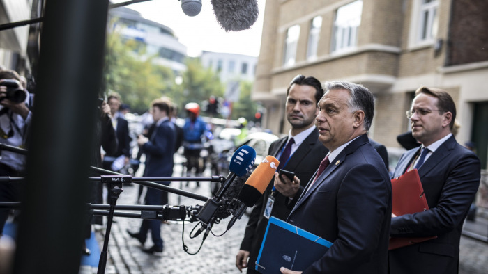 Megérkezett Brüsszelbe Orbán Viktor