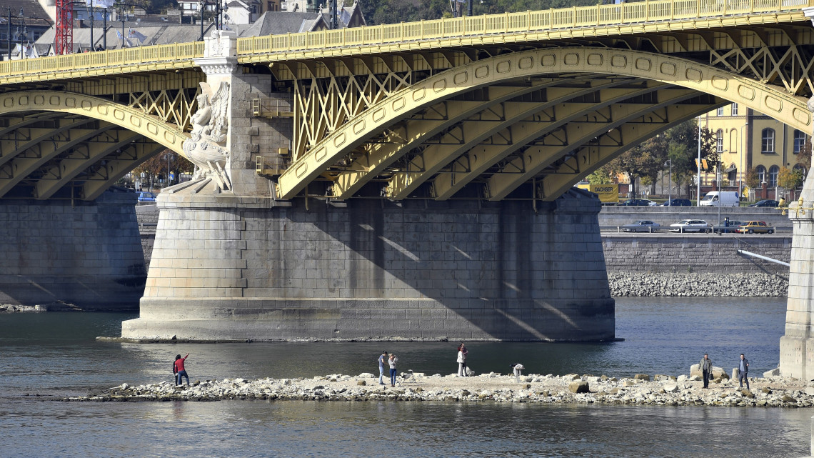 A Margit-sziget csúcsa a Margit híd déli oldalán 2018. október 16-án. Délelőtt Budapestnél 49 centiméter volt a Duna vízállása, ez 2 centiméterrel alacsonyabb, mint a valaha mért legkisebb vízszint.