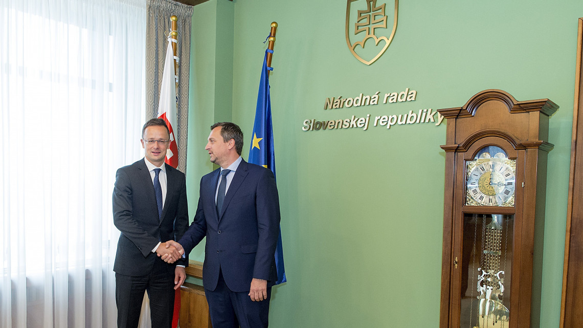 Andrej Danko, a Szlovák Nemzeti Tanács, a parlament elnöke (j) fogadja Szijjártó Péter külgazdasági és külügyminisztert Pozsonyban 2018. október 17-én.