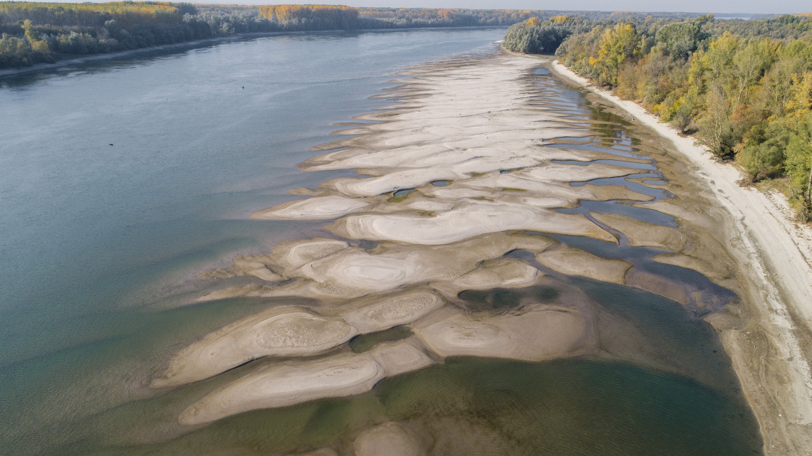 Homokpadok a Dunán Bajánál 2018. október 17-én. Az augusztus óta tartó csapadékszegény időjárás miatt a folyó vízállása a magyarországi szakaszon ismét az eddig mért legkisebb értékek közelében vagy alatta alakul.
