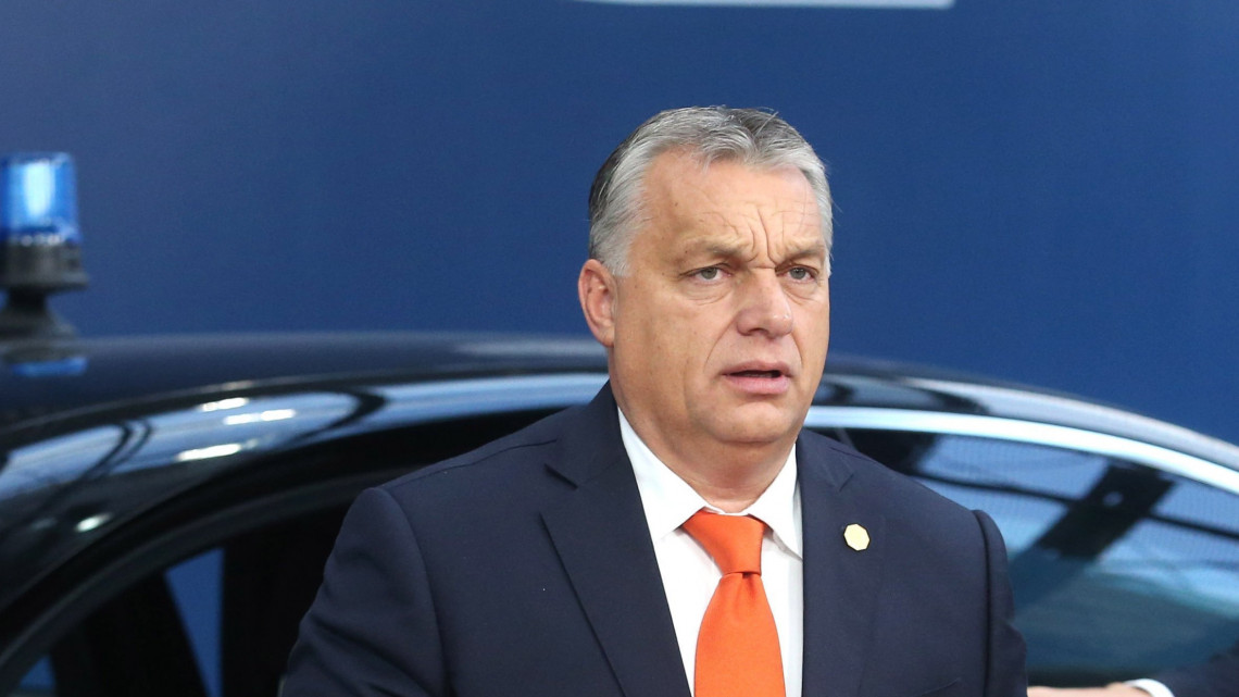 Orbán Viktor miniszterelnök az Európai Unió tagországai brüsszeli csúcstalálkozójának második napi tanácskozására érkezik 2018. október 18-án. A csúcstalálkozó első napján nem sikerült megállapodásra jutni a brit uniós tagság megszűnésének feltételrendszeréről.