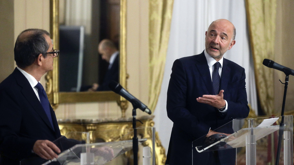 Giovanni Tria olasz gazdasági miniszter (b) és Pierre Moscovici, az Európai Bizottságnak a gazdasági és pénzügyi területért, az adózásért és a vámunióért felelős tagja a tervezett olasz költségvetésről folytatott római megbeszélésüket követő sajtóértekezleten 2018. október 18-án.