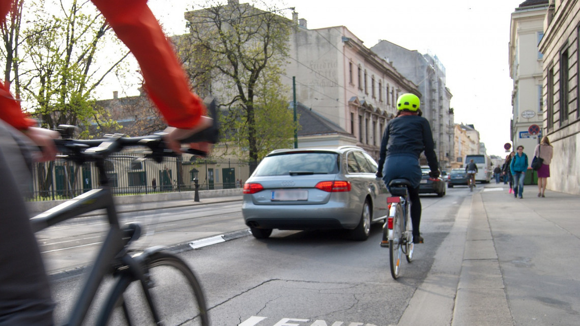 Két méterre növelik a németek a kerékpárosok előzési oldaltávolságát