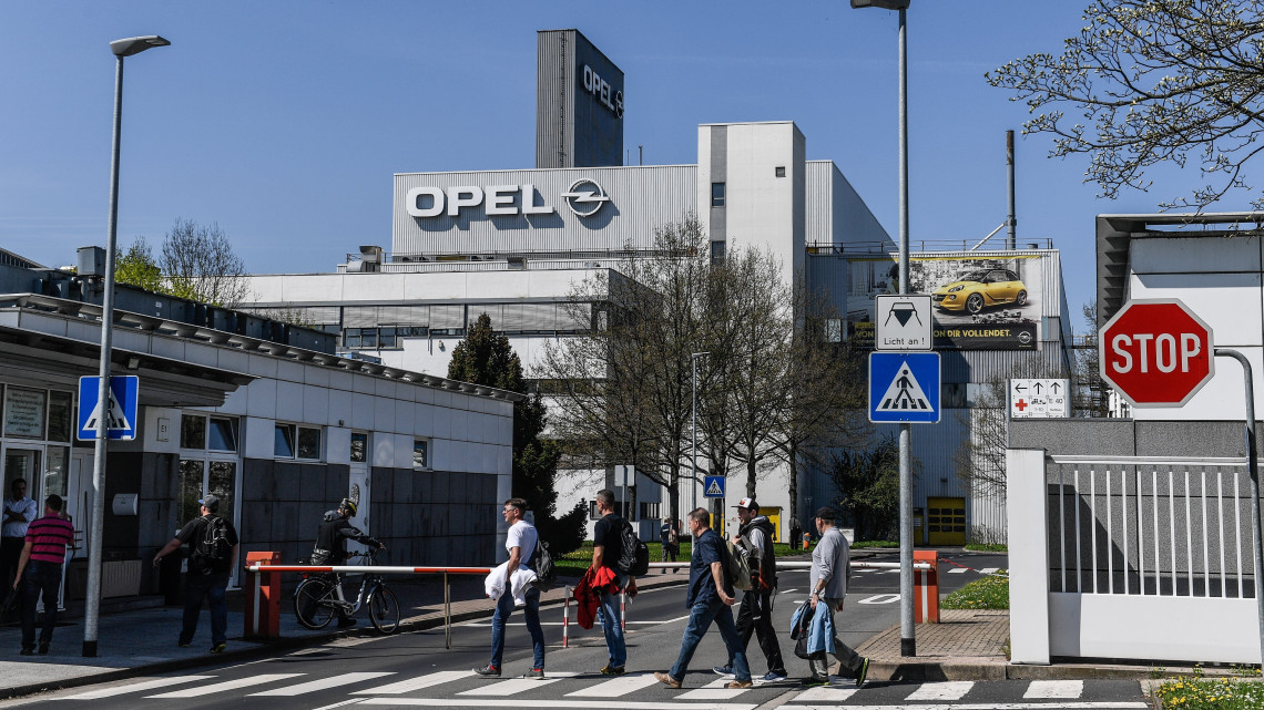 Eisenach, 2018. április 19.Munkások érkeznek az Opel járműgyártó eisenachi gyárába 2018. április 19-én. Sajtóhírek szerint az Opel mintegy 800 fővel, ezer fő alá fogja csökkenteni az eisenachi gyárának létszámát. (MTI/EPA/Filip Singer)