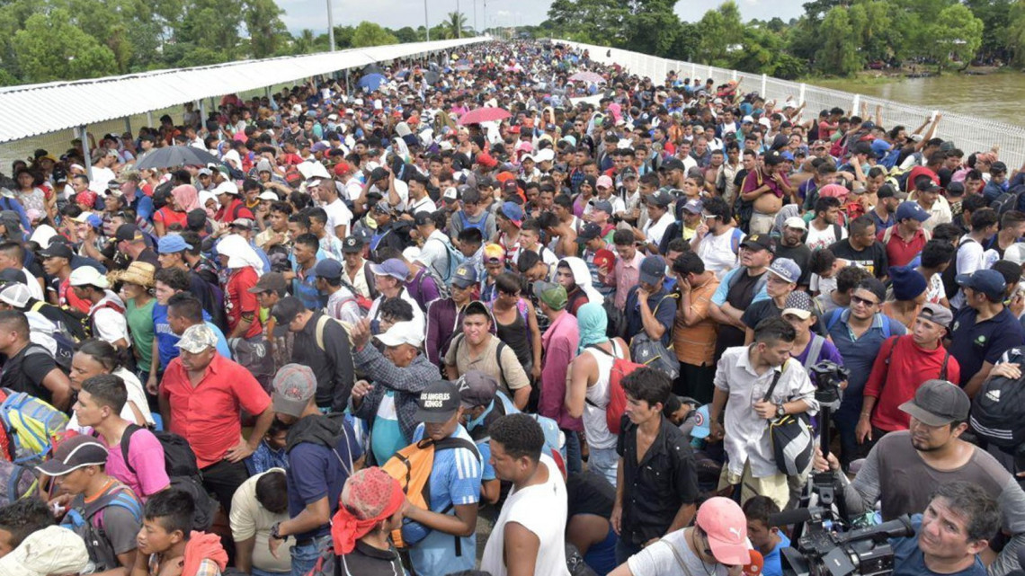 Hondurasi illegális bevándorlók várakoznak egy hídon Guatemala és Mexikó határán a mexikói Hidalgóban 2018. október 19-én. A szegénység elől menekülő mintegy 3000 hondurasi október 13-án indult meg észak felé, hogy Mexikóba érve menekültstátuszért folyamodjon, és bejusson az Egyesült Államokba.