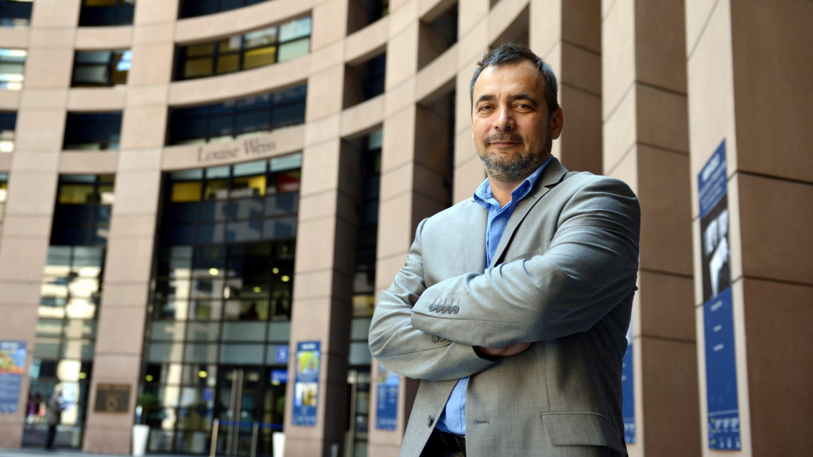 Meszerics Tamás, a Lehet Más a Politika EP-képviselője az Európai Parlament (EP) épületében Strasbourgban 2014. július 16-án.