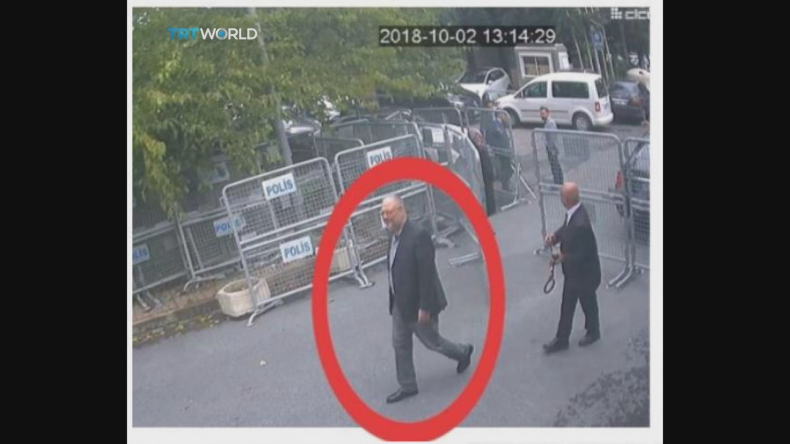 A török TRT World televíziós csatorna által 2018. október 21-én közreadott, felügyeleti kamerával felvett videóról készített képen Dzsamál Hasogdzsi szaúd-arábiai ellenzéki újságíró (piros karikával megjelölve) Szaúd-Arábia isztambuli főkonzulátusára érkezik 2018. október 2-án. A szaúdi abszolút monarchiát élesen bíráló Hasogdzsit a főkonzulátuson brutális módszerekkel meggyilkolták.