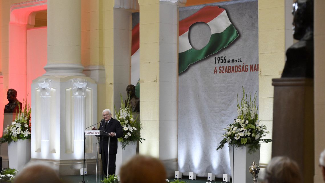Boross Péter volt miniszterelnök, a Nemzeti Emlékhely és Kegyeleti Bizottság elnöke beszédet mond az 1956-os forradalom és szabadságharc emléknapja alkalmából tartott megemlékezésen a Budapesti Műszaki és Gazdaságtudományi Egyetemen 2018. október 22-én.