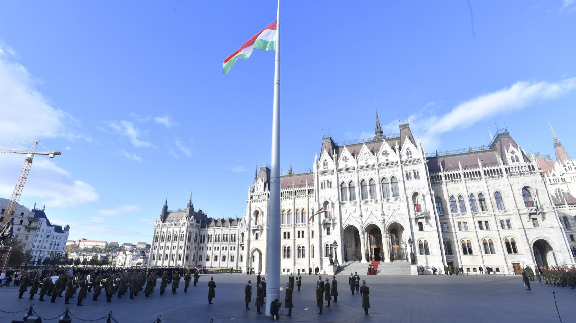 Katonai tiszteletadással felvonják Magyarország nemzeti lobogóját a Kossuth Lajos téren az 1956-os forradalom és szabadságharc kitörésének 62. évfordulóján, 2018. október 23-án.