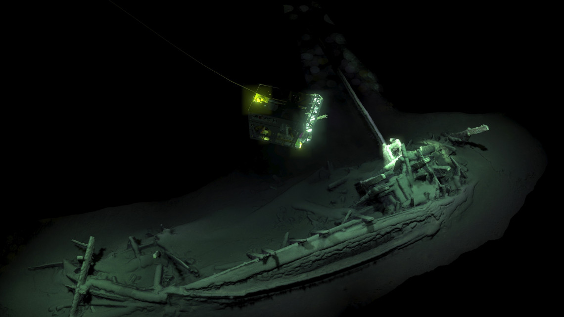 A Black Sea MAP (Maritime Archaeology Project) által 2018. október 23-án közzétett fotó a világ legrégebbi, teljes épségben maradt elsüllyedt hajójáról a Fekete-tenger mélyén, Bulgária partjainál. A 2400 éves görög kereskedelmi hajó, amelynek megvan az árbóca és a kormánya, 2 ezer méteres mélységben fekszik a tenger fenekén, oxigénhiányos vízben, ahol akár évezredekig megőrződnek a szerves anyagok. Brit és bolgár kutatók összesen 60, különböző korokból való hajóroncsot fedeztek fel, köztük 2400 évesnél is régebbi maradványokat, de azok teljesen szétesett hajókból származtak.