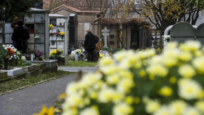 A temetők környékén ellenőriznek a NAV emberei