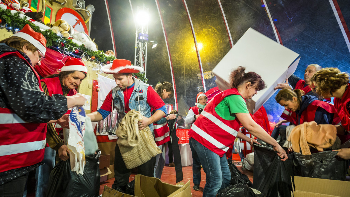 A Magyar Vöröskereszt önkéntesei ajándékokat dobozolnak a Mikulásgyárban, a fővárosi 56-osok terén 2017. december 10-én.