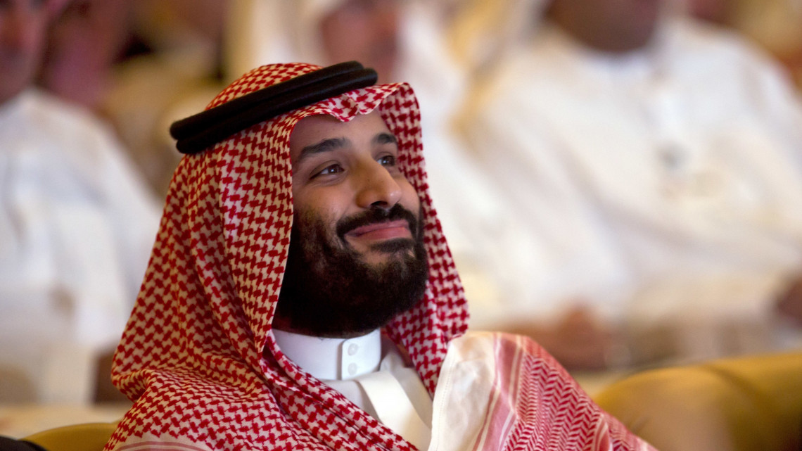Mohamed bin Szalmán szaúd-arábiai trónörökös herceg egy rijádi nemzetközi befektetési  konferencián 2018. október 23-án. A konferencia az első jelentős nemzetközi esemény Szaúd-Arábiában azóta, hogy október 2-án a királyság isztambuli főkonzulátusán megölték Dzsamál Hasogdzsi szaúdi ellenzéki újságírót.